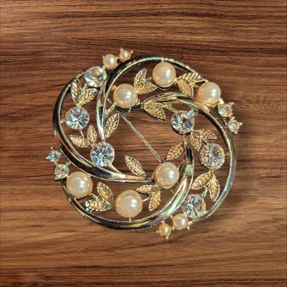 Unknown Jewelry - Gold Tone Circle Brooch Faux Pearls Rhinestones Leaf Design Vintage Floral Jewel